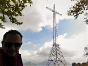 55 Alla grande croce del Monte Zucco (1232 m)